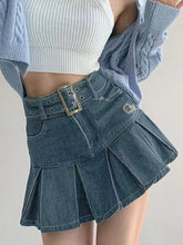 Plissierter Jeans-Minirock mit Schnallengürtel